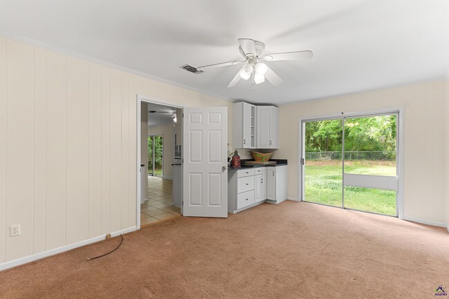 Building Photo - 846 S Forest Lake Dr
