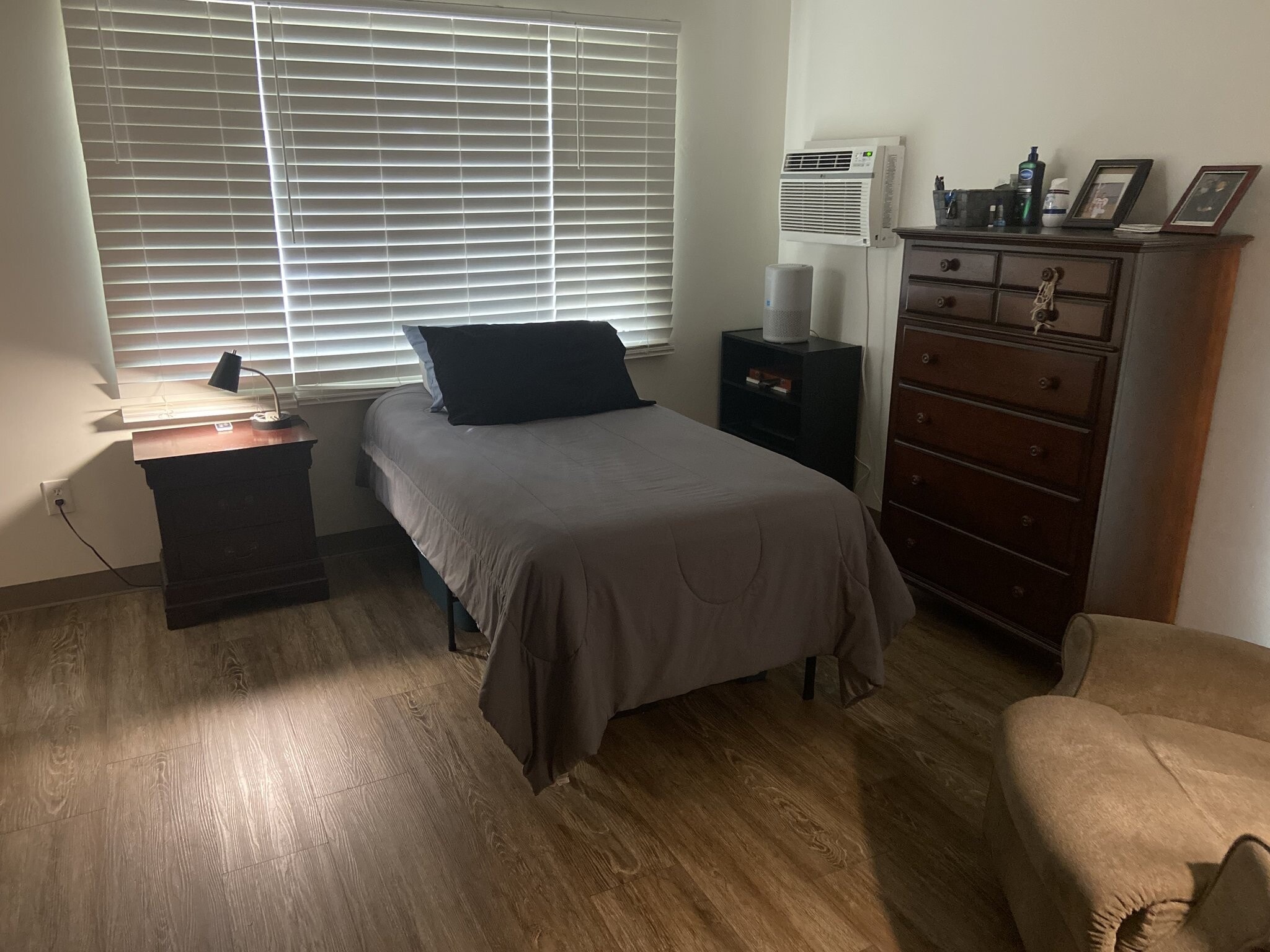 Building Photo - 4937-4959 Olivewood Ave