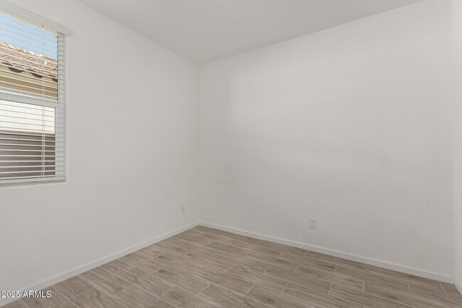 Building Photo - 3233 Juniper Cyn Dr