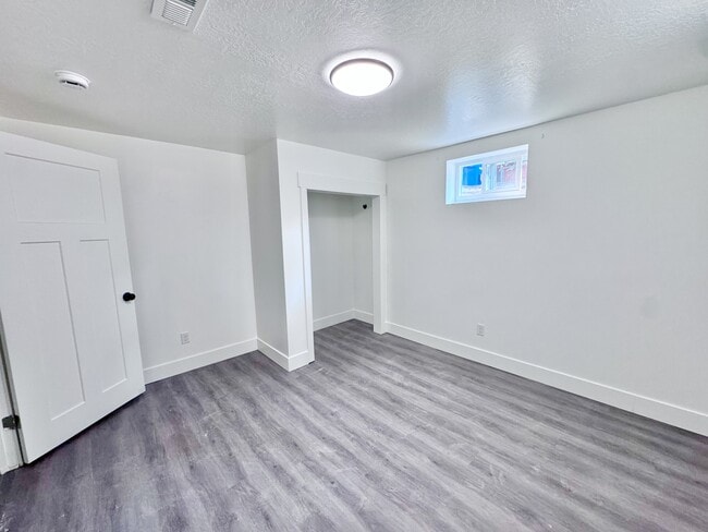 Building Photo - 880 E 200 N