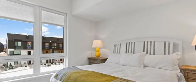 Building Photo - MODERN 3 BEDROOM 3 BATH NEAR CAMPUS