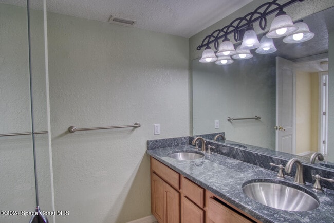 Building Photo - 2014 Vista Oaks Cir NE