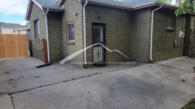 Building Photo - Charming 2 Bedroom Single Family Home