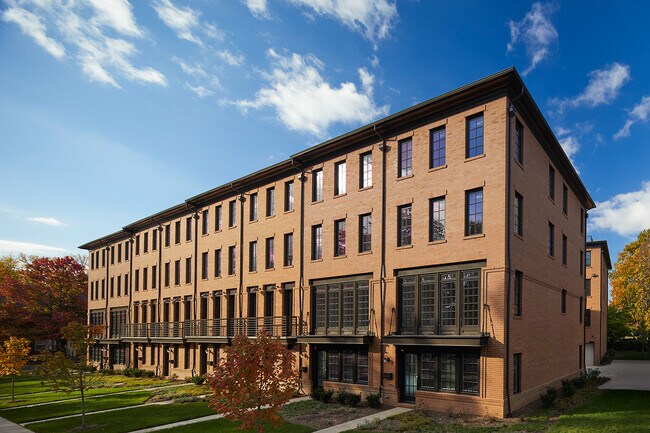 Building Photo - 912 N Buchanan Ct