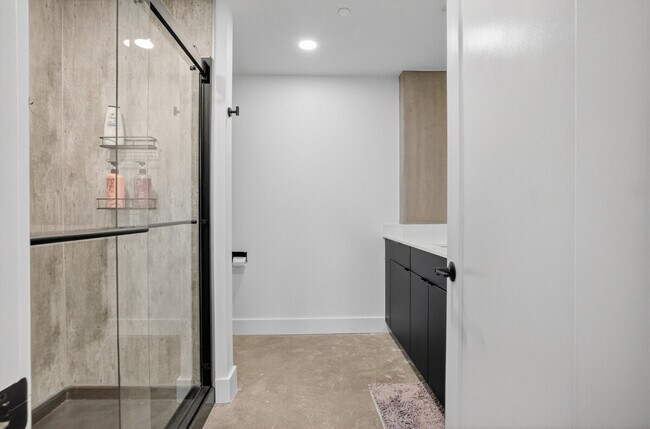 Building Photo - 100 W 5th St