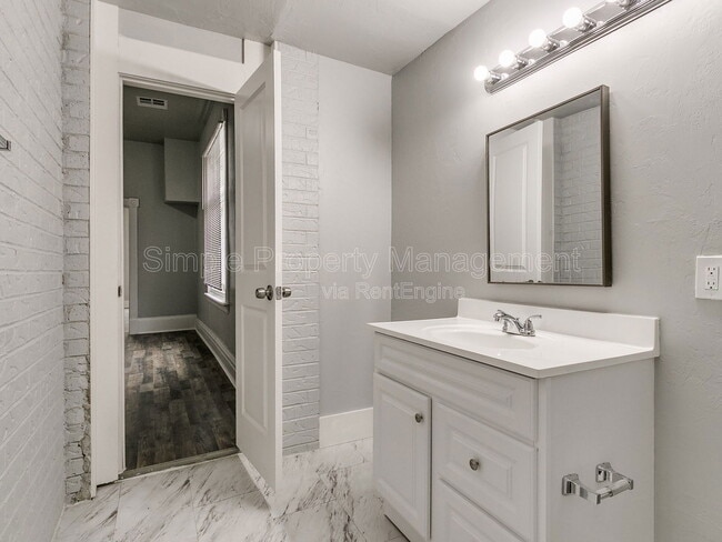 Building Photo - 611 E Springer Ave