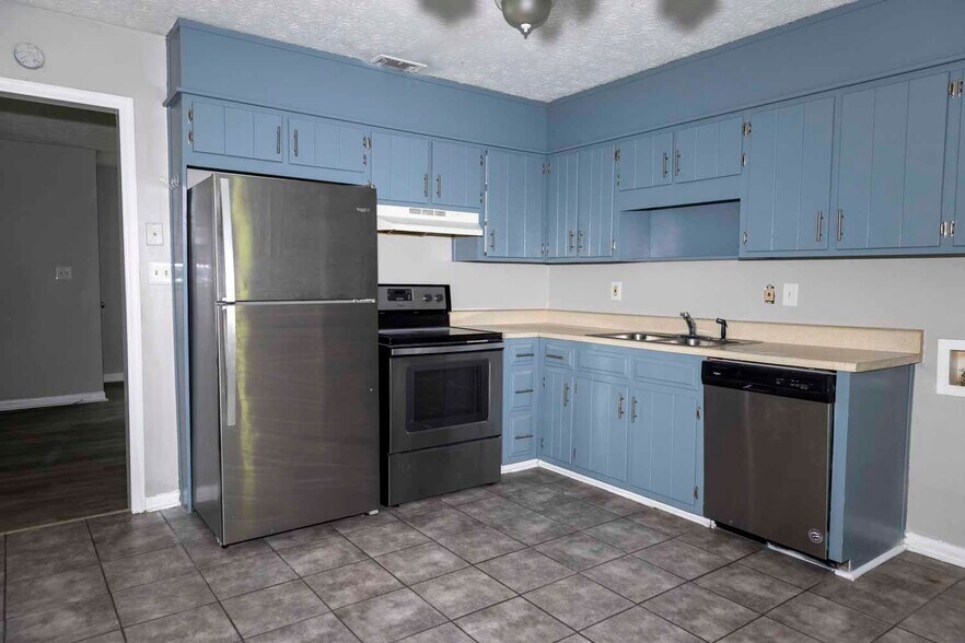 Building Photo - 4801 Valley Dale Dr SW