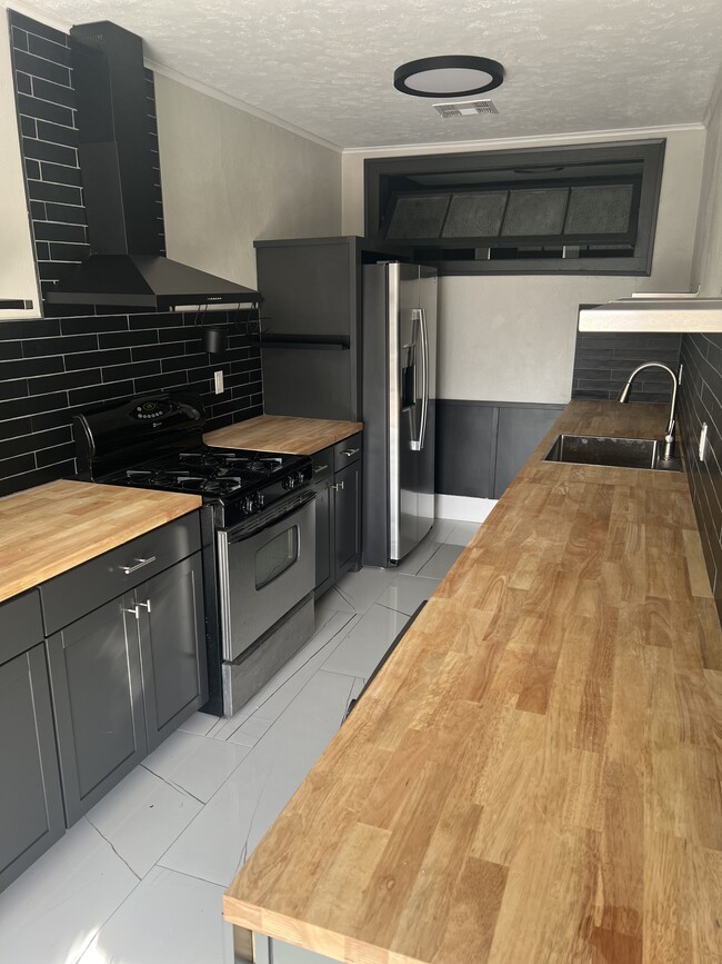 Building Photo - 115 E 12th St