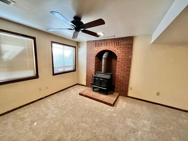 Building Photo - Beautiful 4 Bed, 2 Bath House in South Fort Collins! Avail. June 10th!