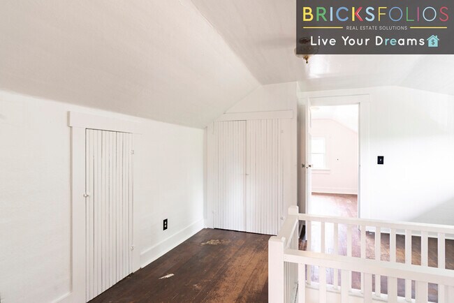 Building Photo - Nestled in the heart of a warm and welcomi...