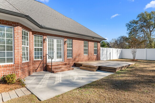 Building Photo - 1811 Old Carriage Trail