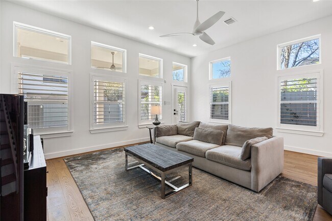 Building Photo - 802 Aurora St