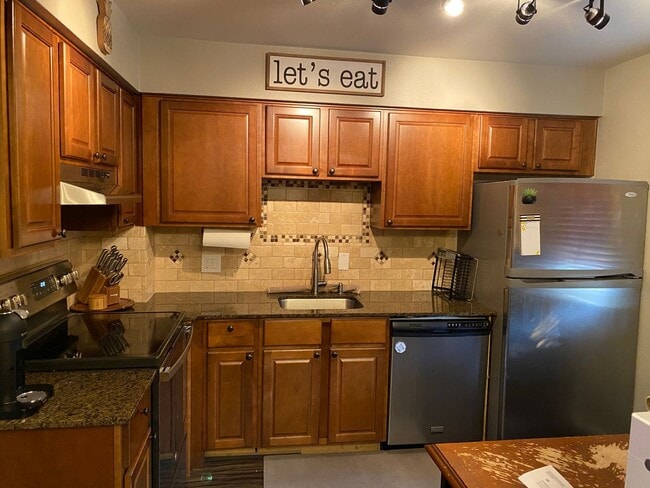 Building Photo - Cute Cozy Renovated Townhome with Basement