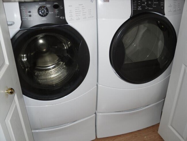 Building Photo - 1536 Shane Cir