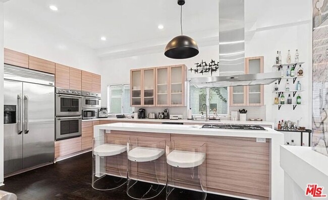 Building Photo - 615 6th Ave