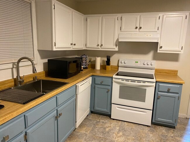 Building Photo - 489 Penny Ln