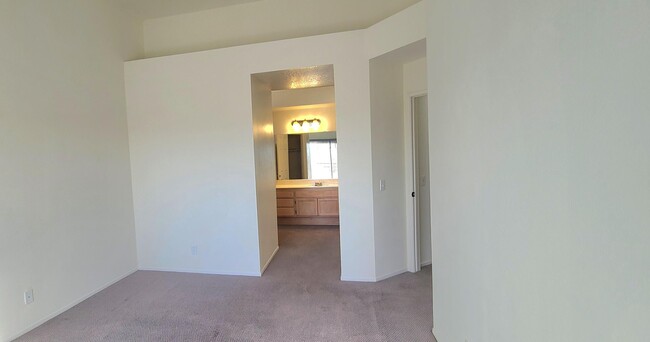 Building Photo - 2 Bedrooms + 2 Baths CONDO - Available Now!!