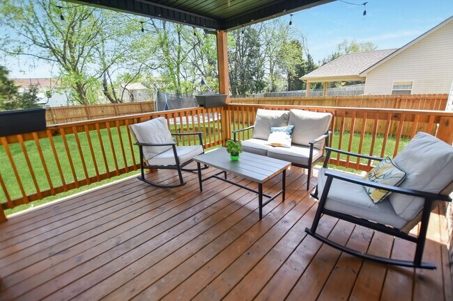 Building Photo - Pet Friendly Five Bedroom!
