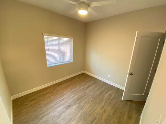 Building Photo - 4BD/2BA w Large Deck!