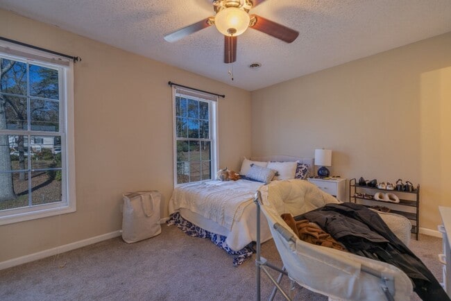 Building Photo - 204 Oak St