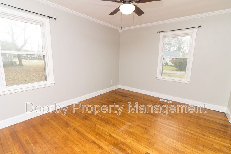 Building Photo - 210 S Lovell Ave