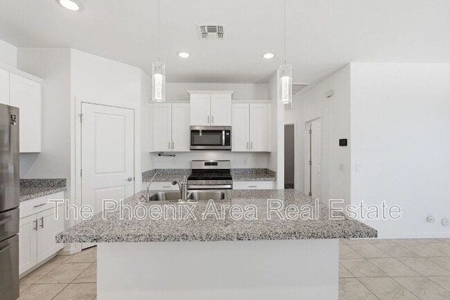 Building Photo - 40643 W Shaver Dr