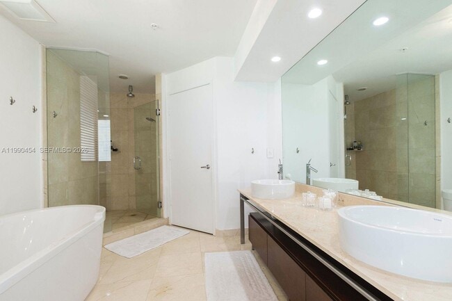 Building Photo - 16275 Collins Ave