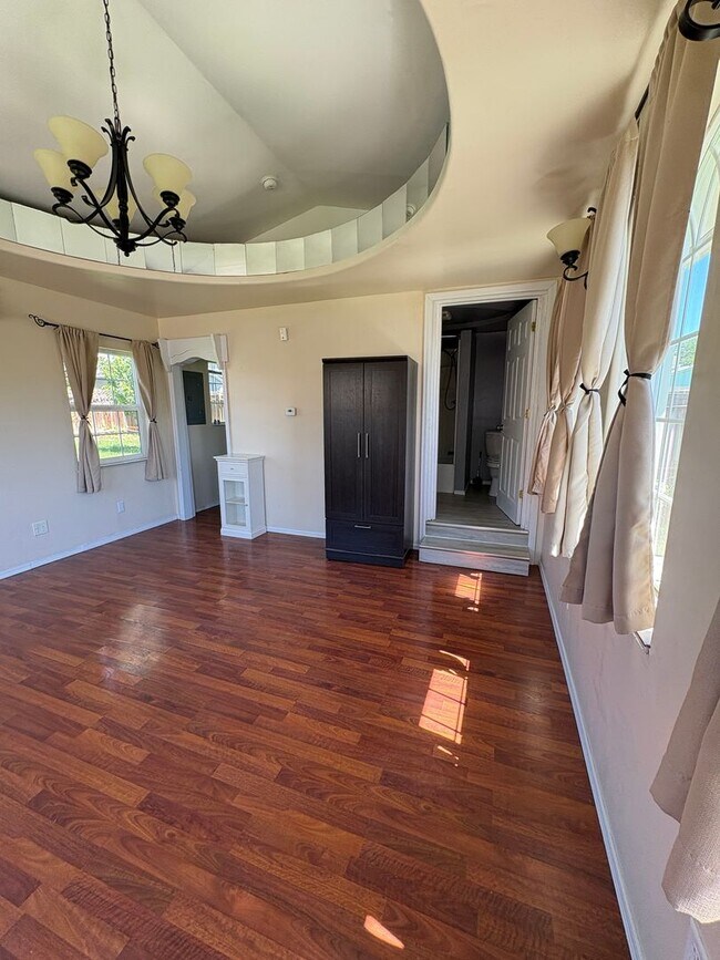 Building Photo - Cozy studio PENDING APPLICAION