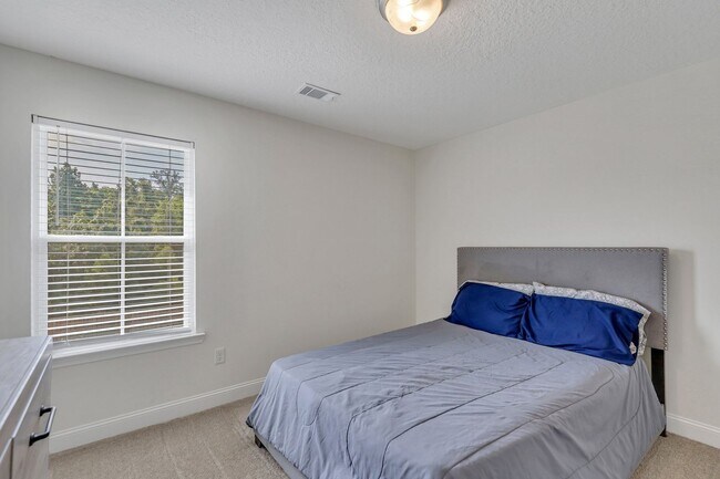 Building Photo - COMING JUNE 2026! (Pet Friendly)