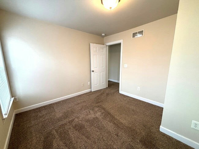 Building Photo - 99 Clinton St