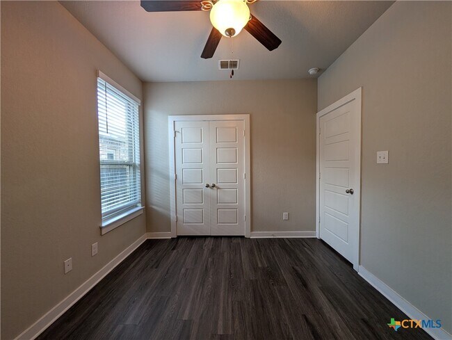 Building Photo - 549 Creekside Frst