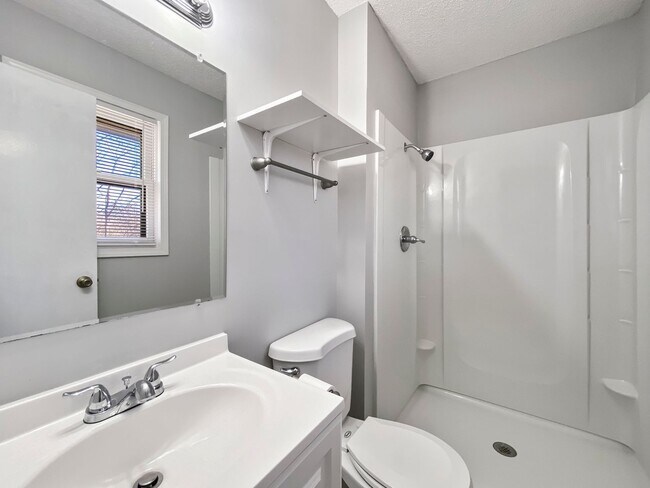 Building Photo - Charming 3-Bed, 2-Bath Home in Lees Summit with 2 Car Garage