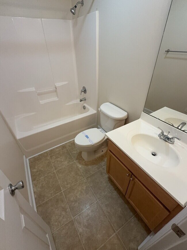 Building Photo - Adorable 2 Bedroom, 2 Bath Townhome-643 Fo...