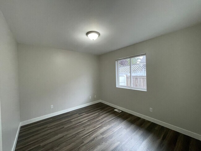 Building Photo - Kent - Cozy 3 bedroom / 2 bathroom Rambler