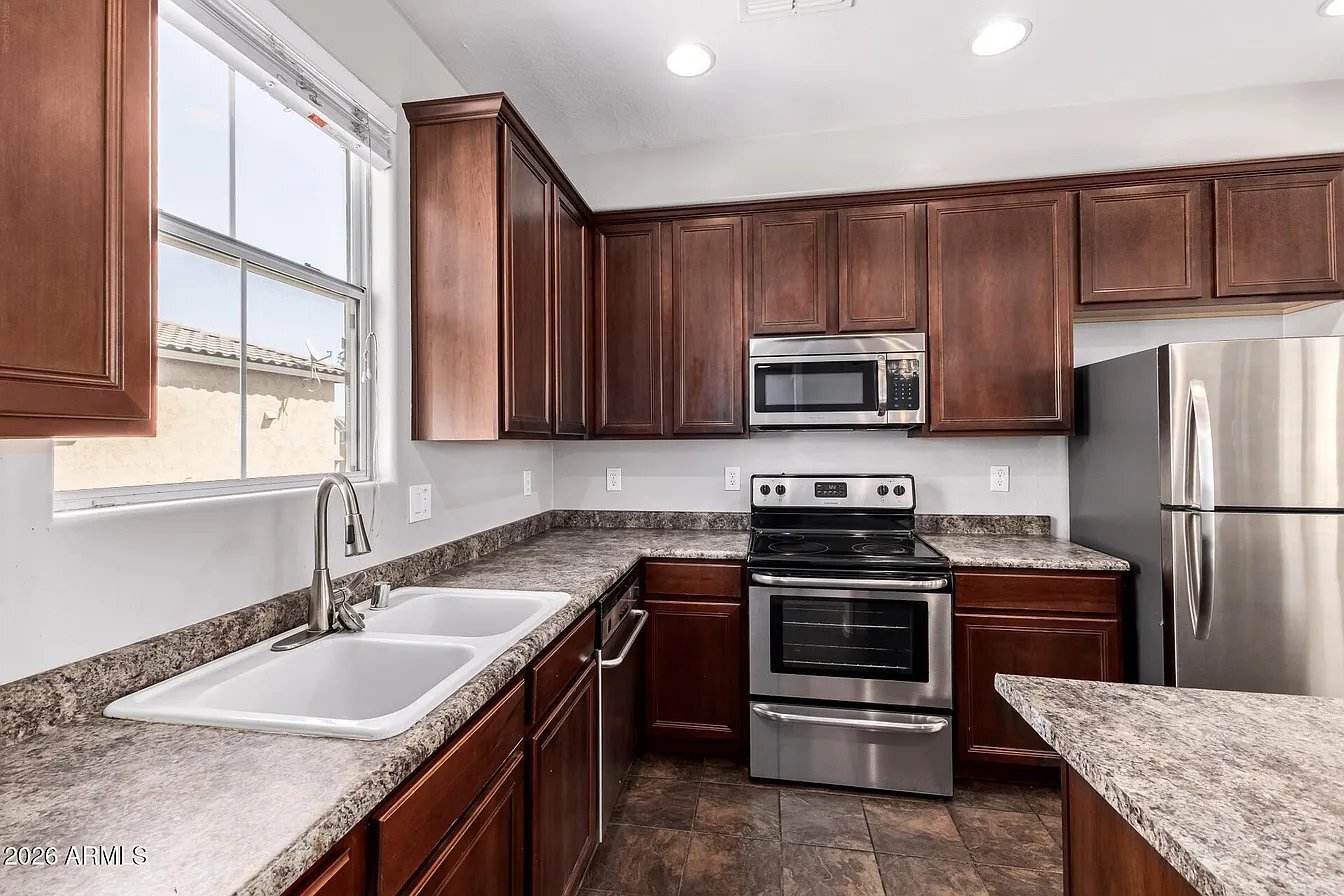 Building Photo - 2026 N 78th Glen