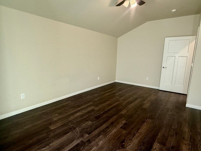 Building Photo - Large 3 Bed, 2 Bath in Beautifully Well-Maintained Neighborhood