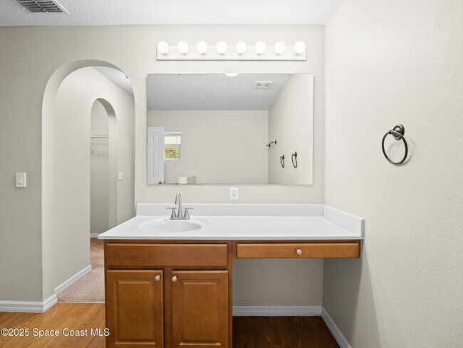 Building Photo - 380 Courtney St