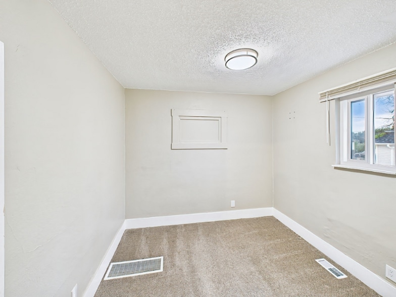 Building Photo - 404 S Race St