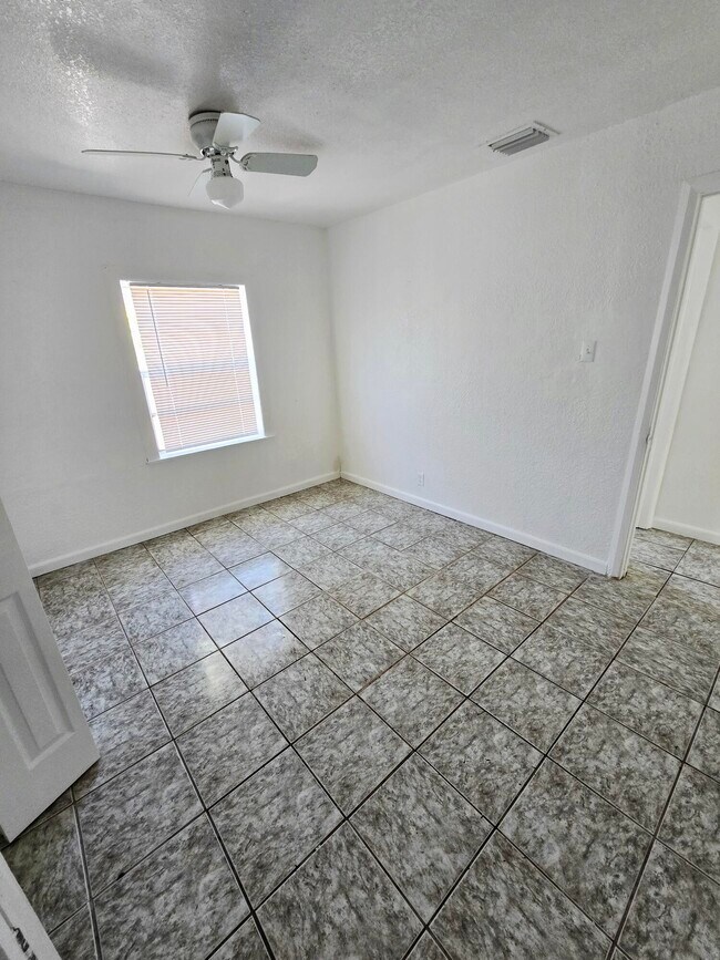 Building Photo - 534 21st St