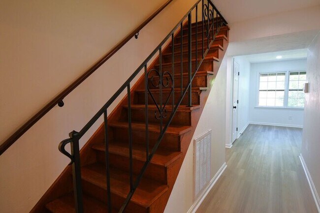 Building Photo - 2819 Broadview Dr NW