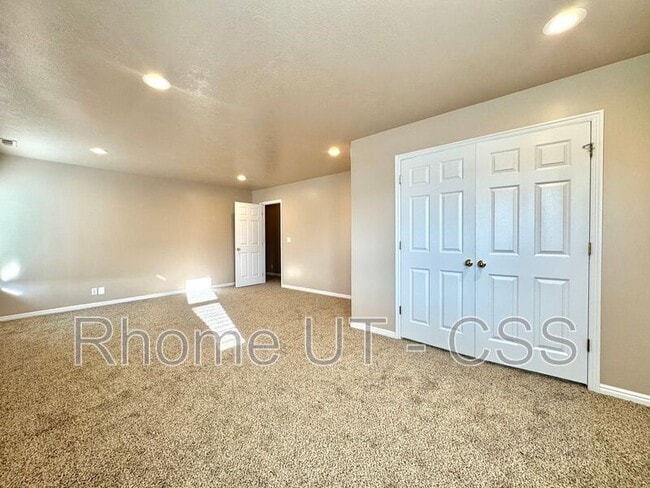 Building Photo - 723 Sandy Point Dr