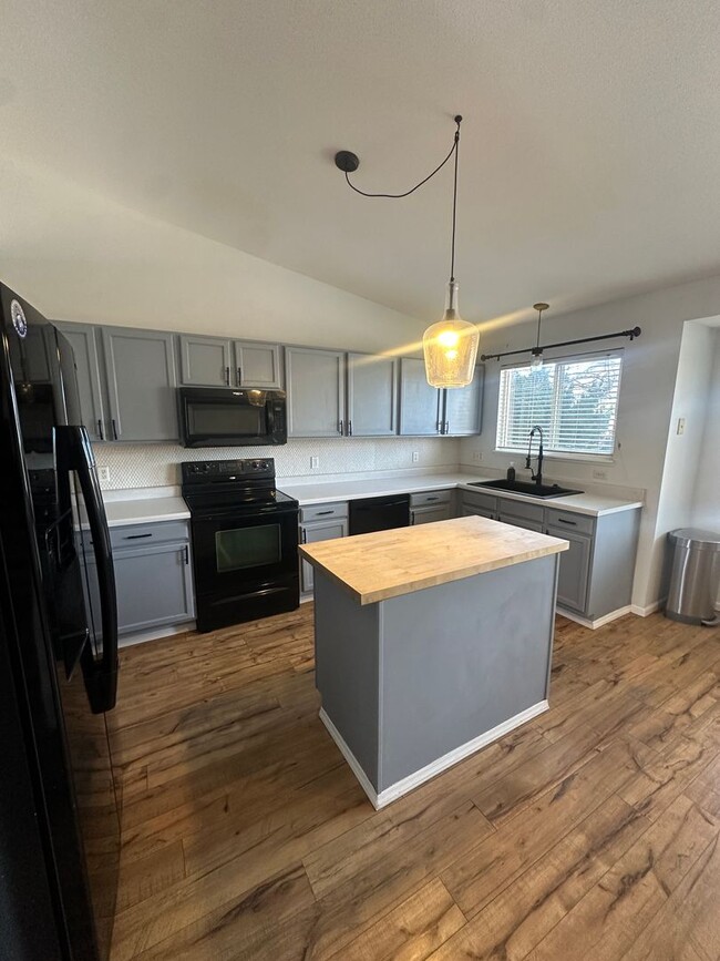 Building Photo - Move-In Ready 4-Bedroom Home in Stetson Hills with Fenced Yard