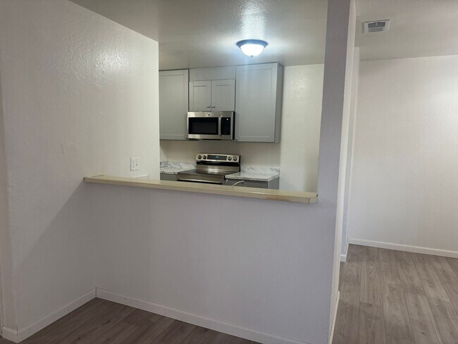 Building Photo - FT125-#4-HB 1X