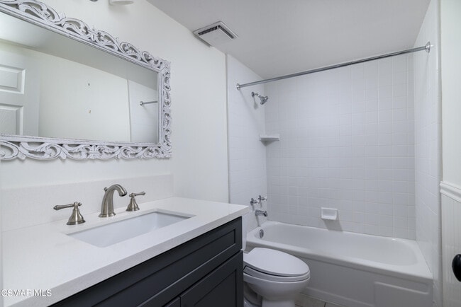 Building Photo - 2 Sparrowhawk Ln