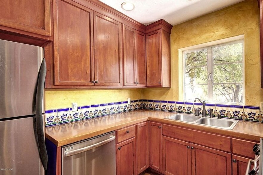 Nicely finished kitchen complete with mexican tile, nice appliances. - 2648 E Drachman St
