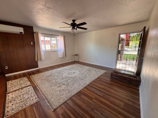 Building Photo - 3 bedroom 2 bath home in NE Albuquerque