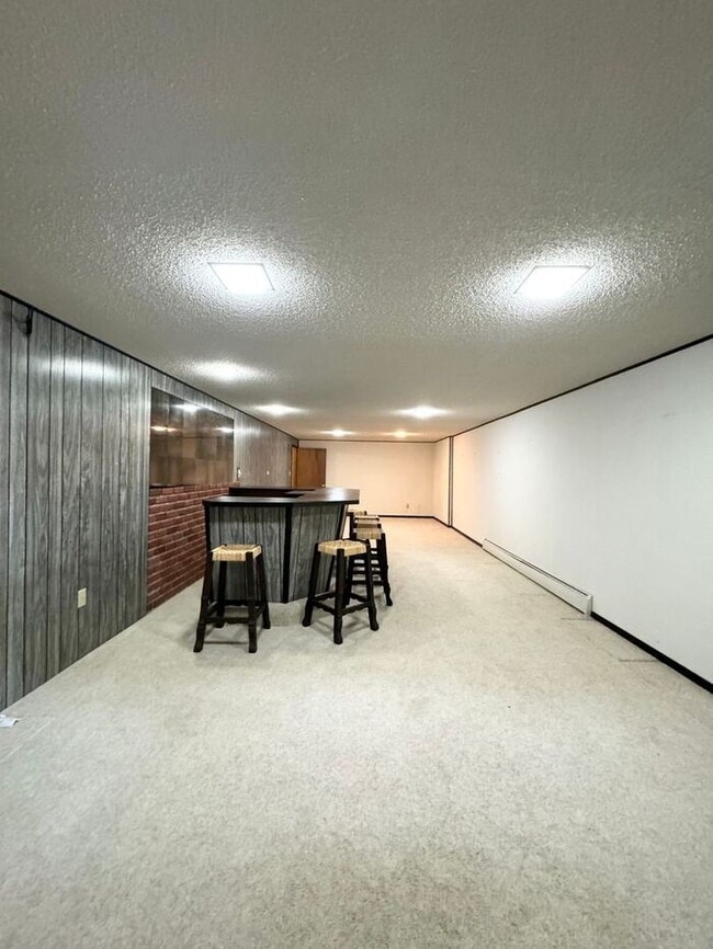 Building Photo - 4 Bedroom - 2 Bath Ranch Style Home with 2...