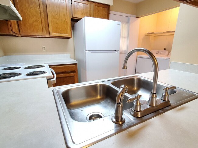 Building Photo - 2 bedroom, 1,5 bathroom townhouse in Mill Run