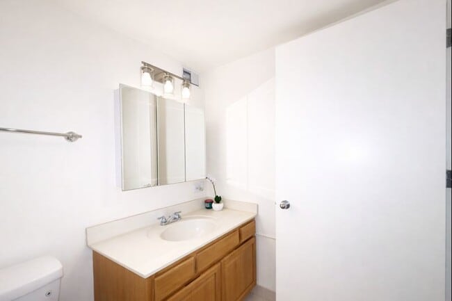 Building Photo - 6700 S South Shore Dr