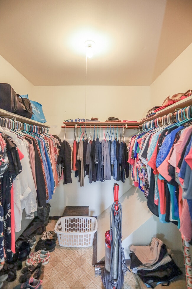 Building Photo - 542 N Carol Ln